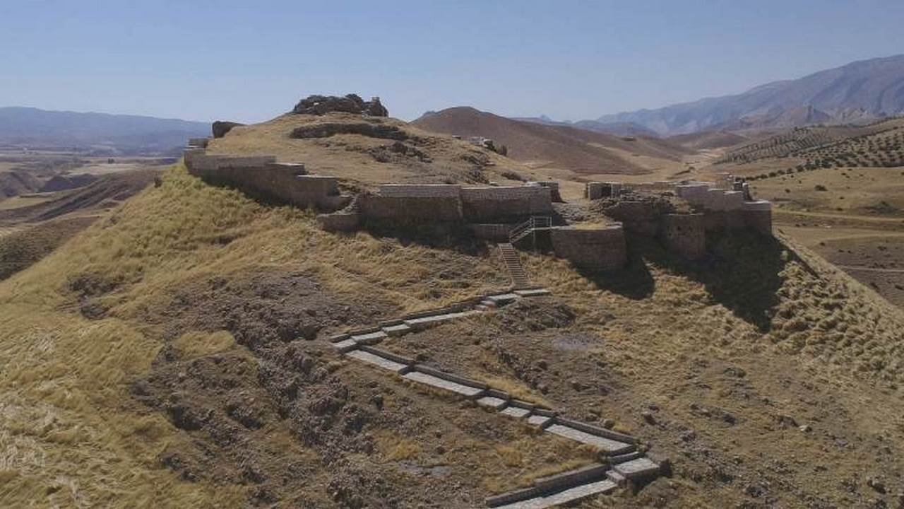 اتمام عملیات مرمت و سامان‌دهی پشت قلعه آبدانان