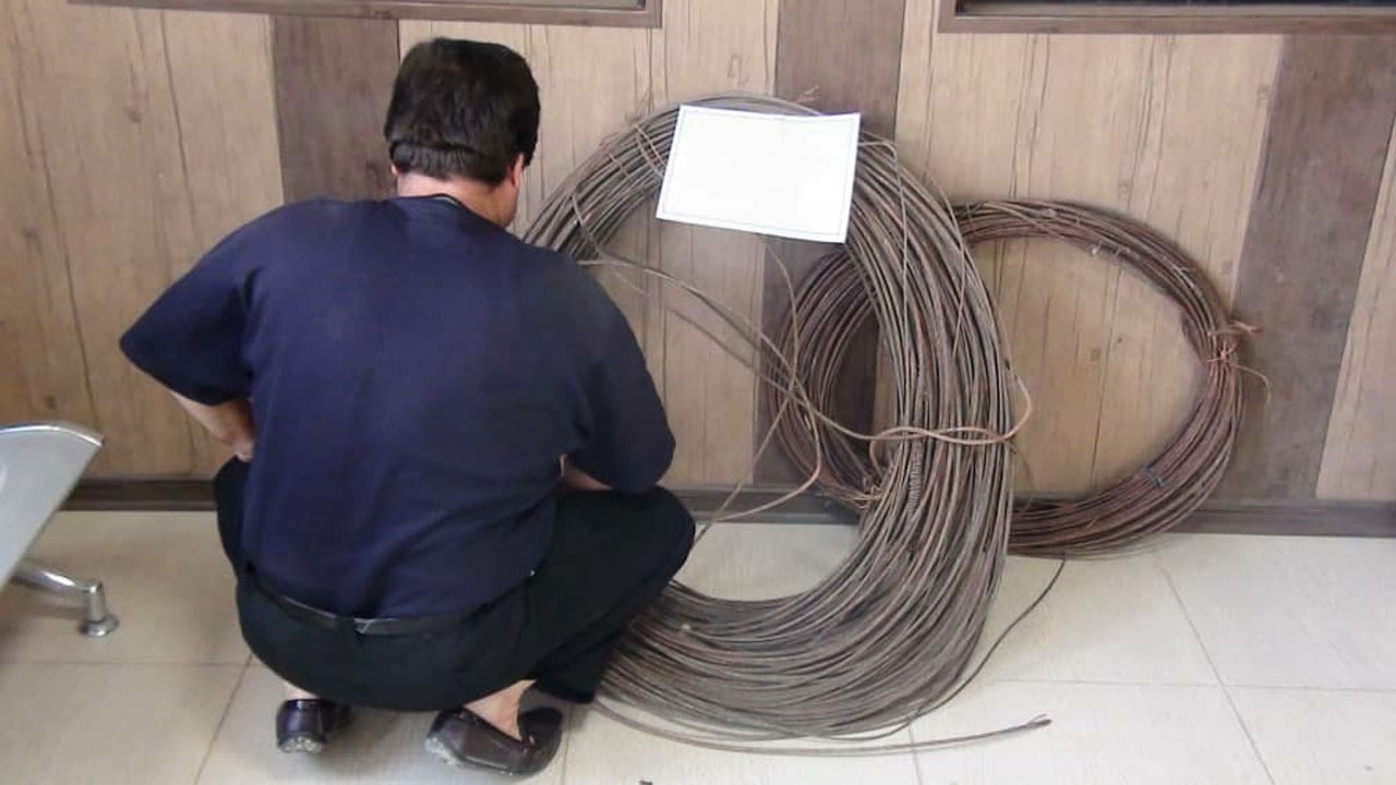 دستگیری سارق حین سرقت سیم برق