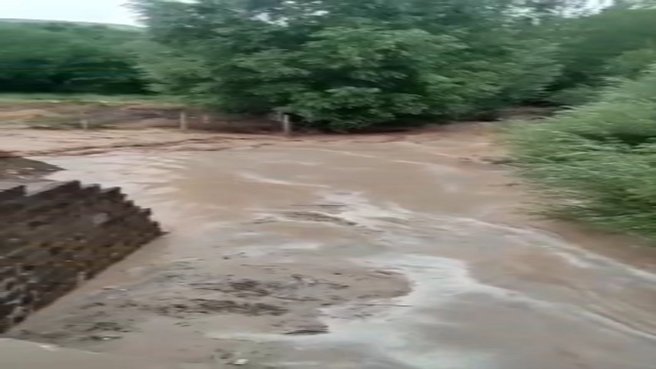 جاری شدن سیل در روستای توآباد شهروندان را غافلگیر کرد + فیلم