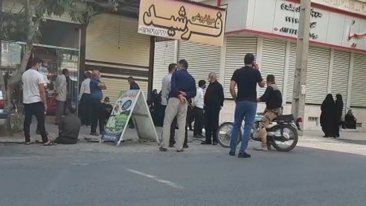 ازدحام جمعیت در صف مرغ و جولان ویروس کرونا در «دورود» + فیلم