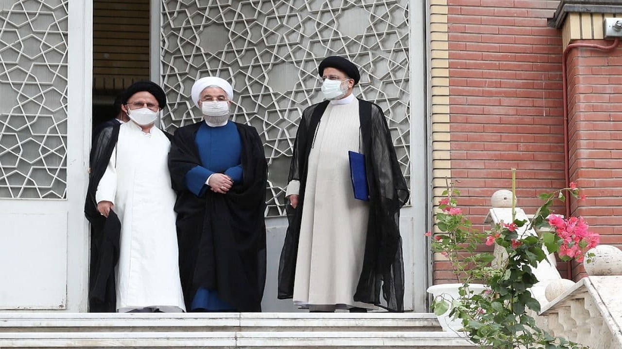 روحانی کلید دفتر کارش را به رئیسی داد + فیلم