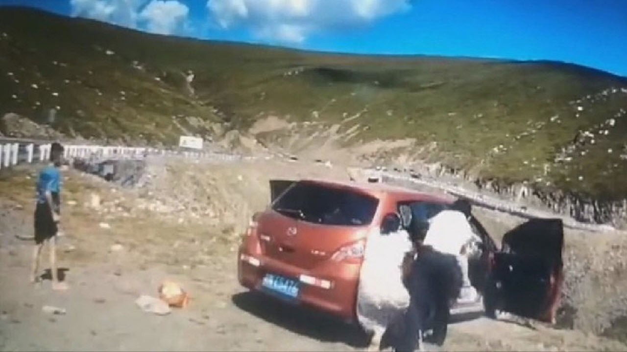 لحظه وحشتناک سقوط خودرو از بالای صخره
