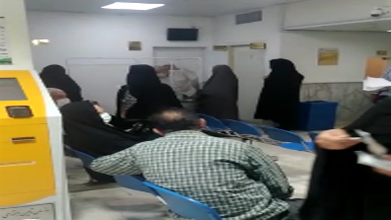ازدحام مراجعه‌کنندگان در درمانگاه و جولان ویروس کرونا + فیلم