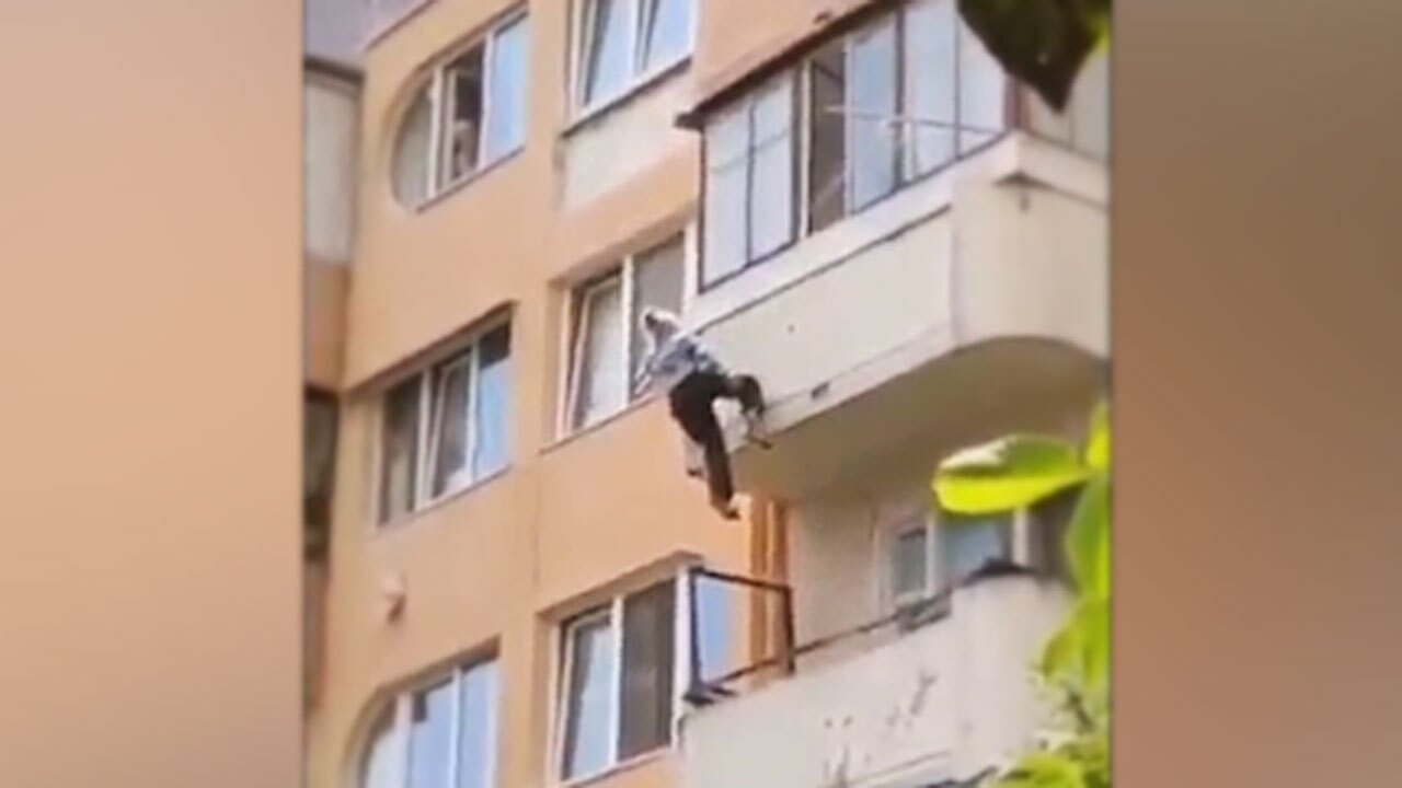 وقتی که بند رخت، مانع از سقوط و مرگ یک زن شد! + فیلم