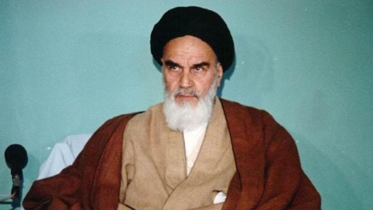 پاسخ امام خمینی (ره) به استفتا درباره فروش پول رایج کشور به وسیله مسافران