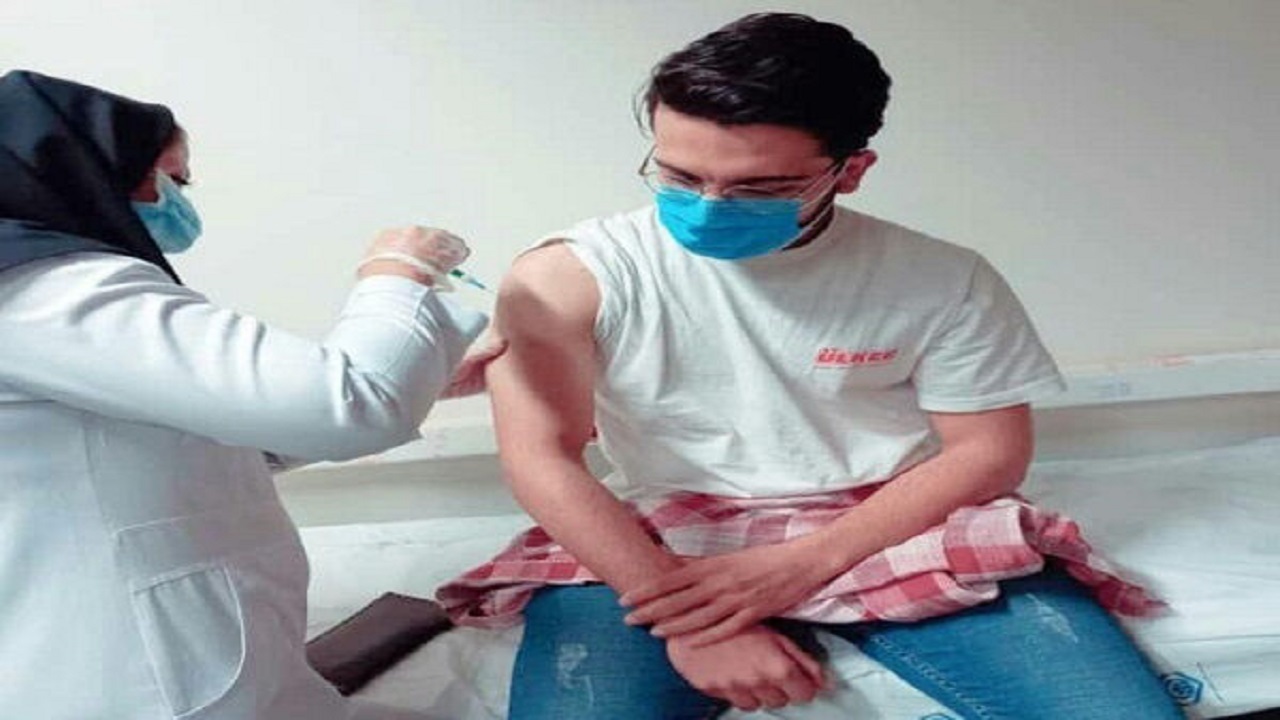 دانشجویان در صف واکسن کرونا