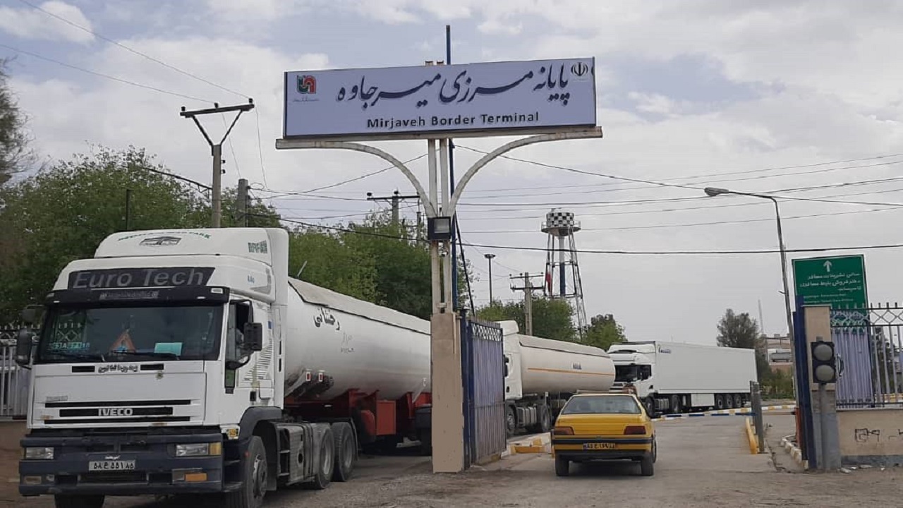 تردد کامیون‌های ترانزیتی در پایانه مرزی میرجاوه در حال انجام است