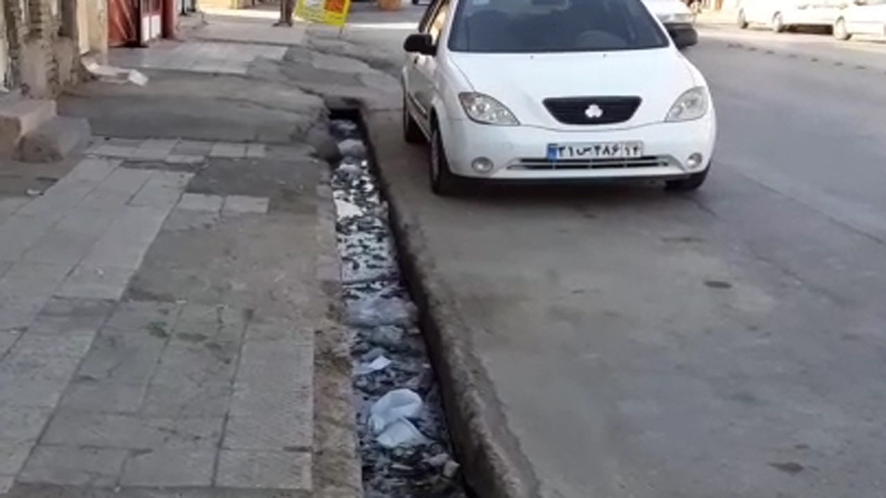 فیلمی از وضع نامناسب فاضلاب در معابر محله آسیا آباد
