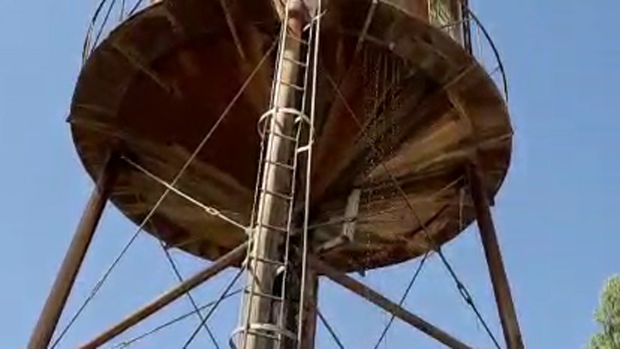 گلایه از وضع نامناسب منبع آب در روستای سلطان‌آباد + فیلم