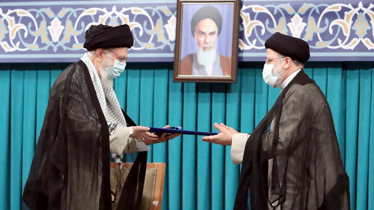 لحظه ادای سوگند حجت الاسلام رئیسی در مجلس شورای اسلامی + فیلم