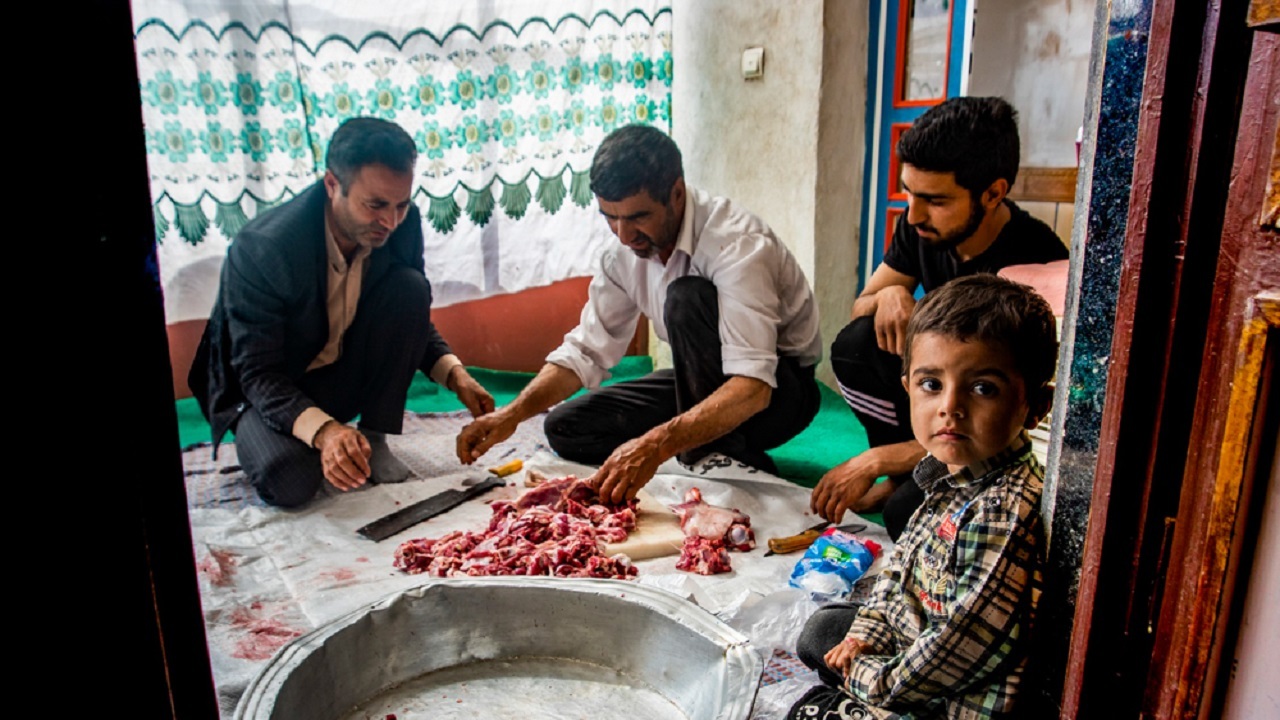 توزیع گوشت شتر میان ایتام هندیجانی