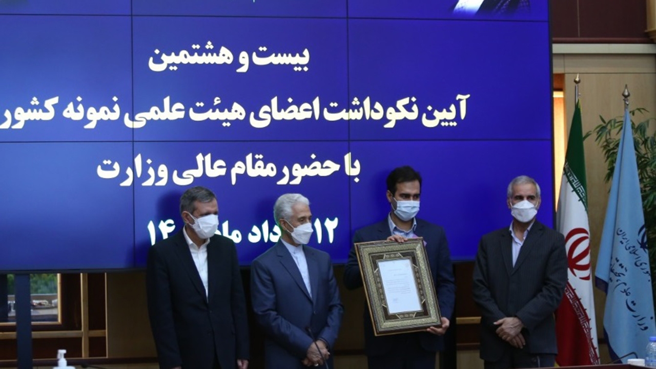 استاد فیزیک دانشگاه شیراز عضو هیأت‌علمی نمونه کشوری شد