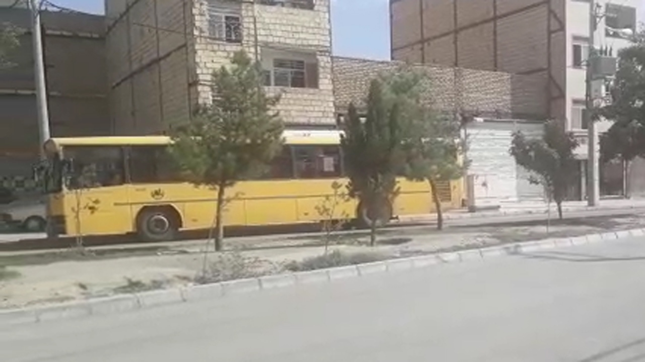 گلایه ساکنان «عباس‌آباد» از وضعیت ساعت حرکت اتوبوس‌ها + فیلم
