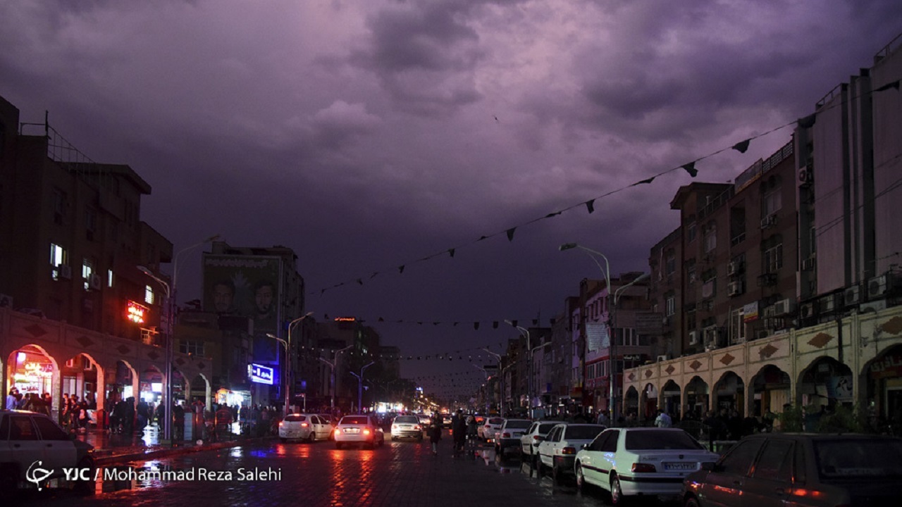توفان گرد و غبار موجب قطع برق در مناطق وسیعی از اهواز شد