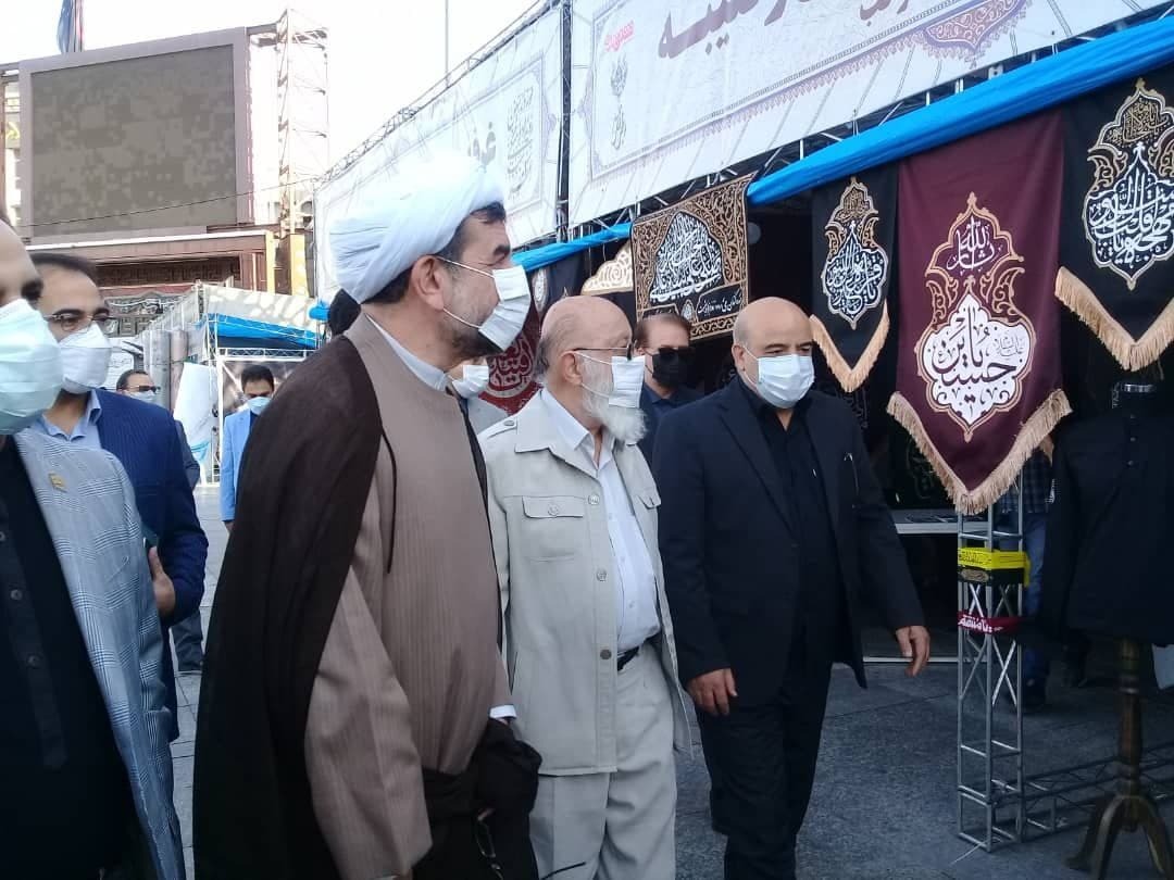 آیین برافراشتن برچم عزای حسینی در میدان امام&zwnj;حسین (ع)