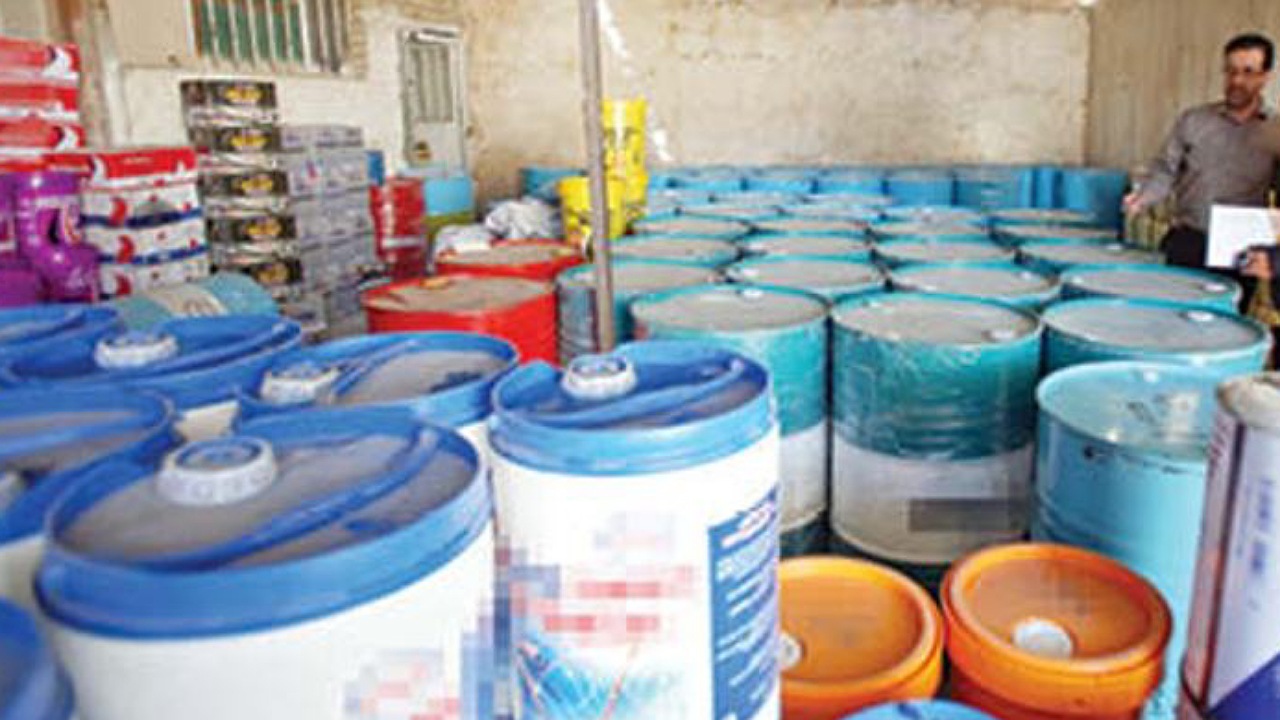 کشف انبار روغن موتور‌های احتکاری در اصفهان