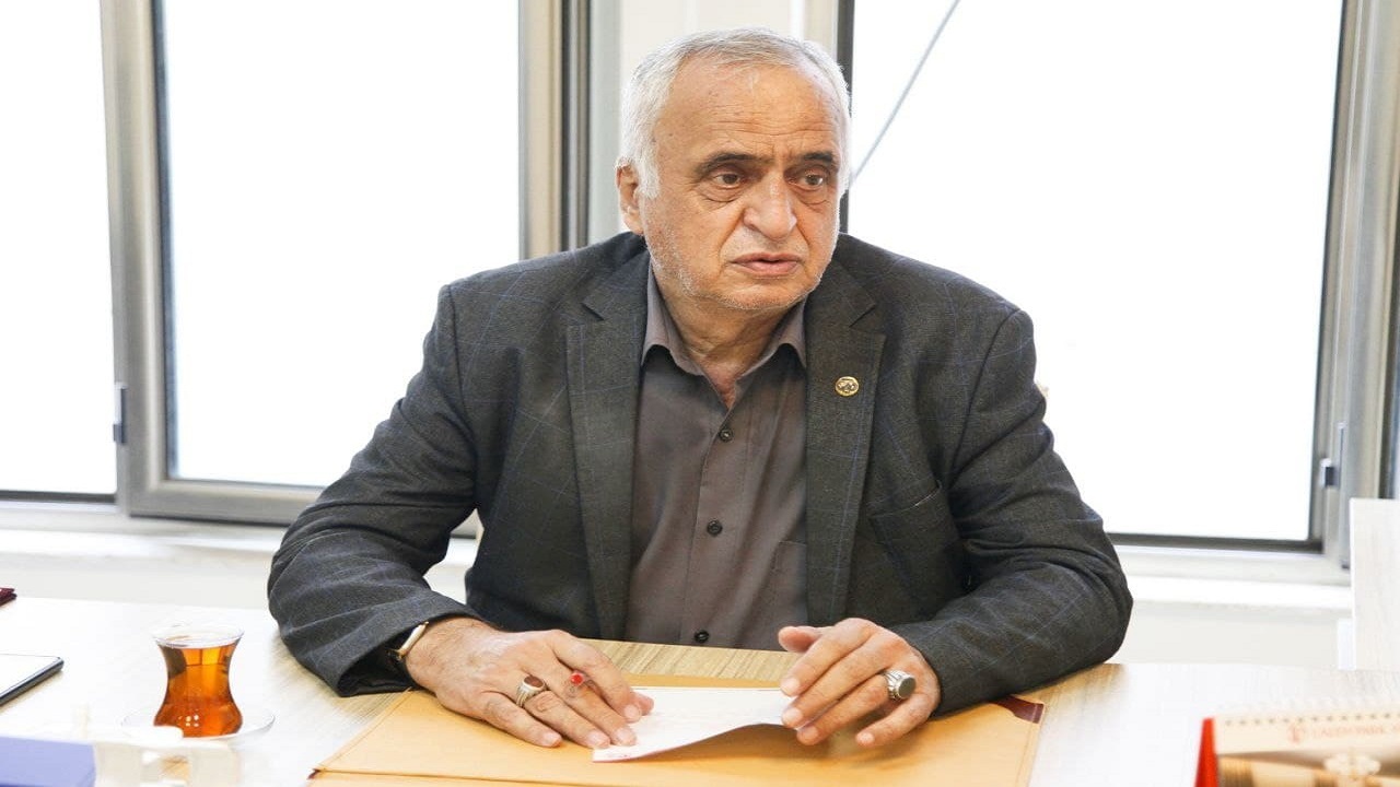 تیم فوتبال تراکتور را به جایگاه اصلی اش می‌رسانیم