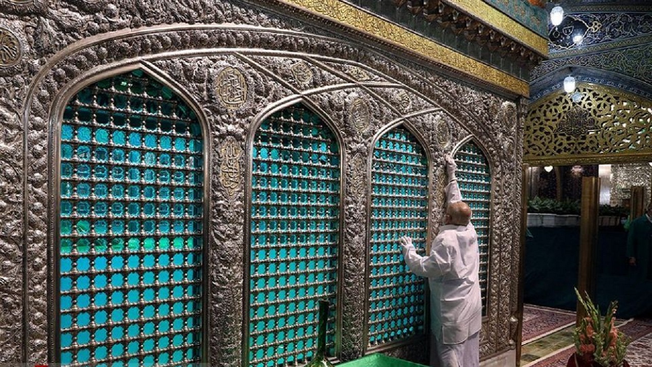 ضریح منور رضوی غبارروبی شد
