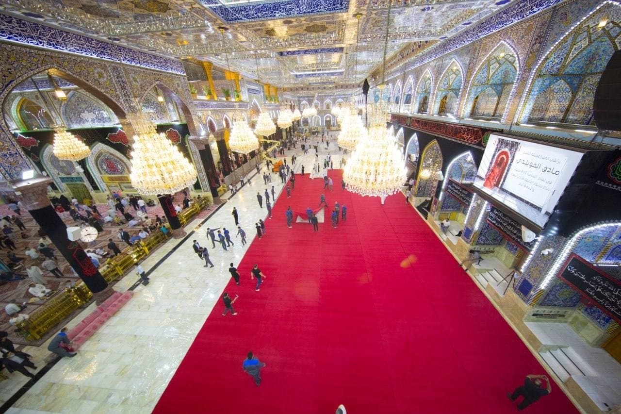 مفروش کردن حرم امام حسین (ع) به مناسبت محرم 2