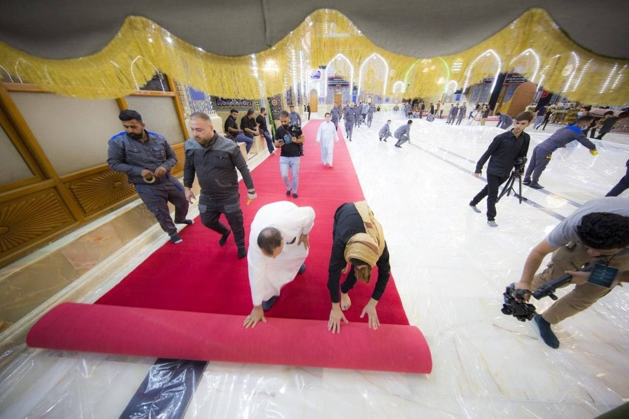 مفروش کردن حرم امام حسین (ع) به مناسبت محرم 3