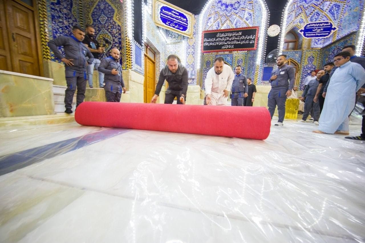 مفروش کردن حرم امام حسین (ع) به مناسبت محرم 5