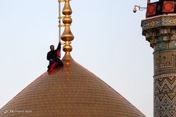 آیین تعویض پرچم گنبد حرم امام رضا (ع)