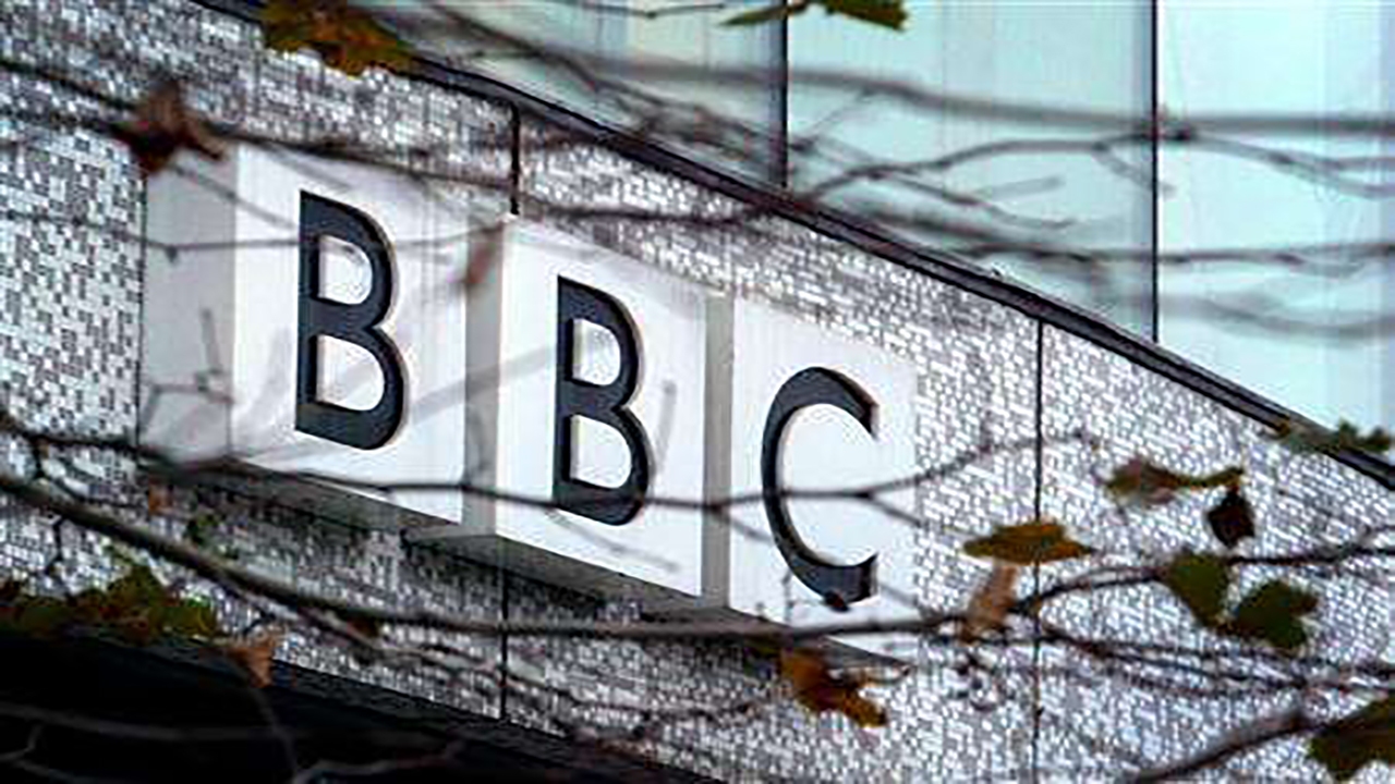 حمله مخالفان واکسیناسیون اجباری به استودیوی BBC + فیلم