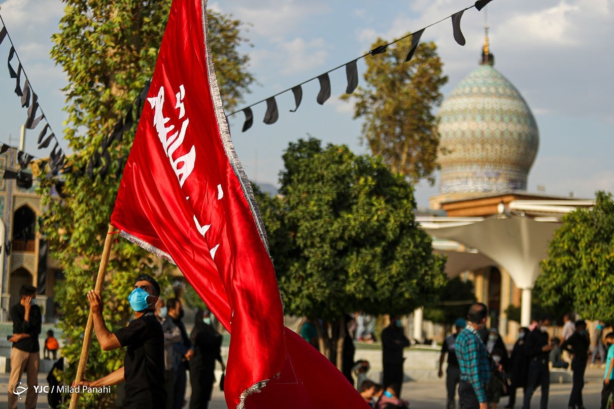 پرچم عزای سیدالشهدا (ع) بر فراز گنبد حرم شاهچراغ (ع) به اهتزاز درآمد