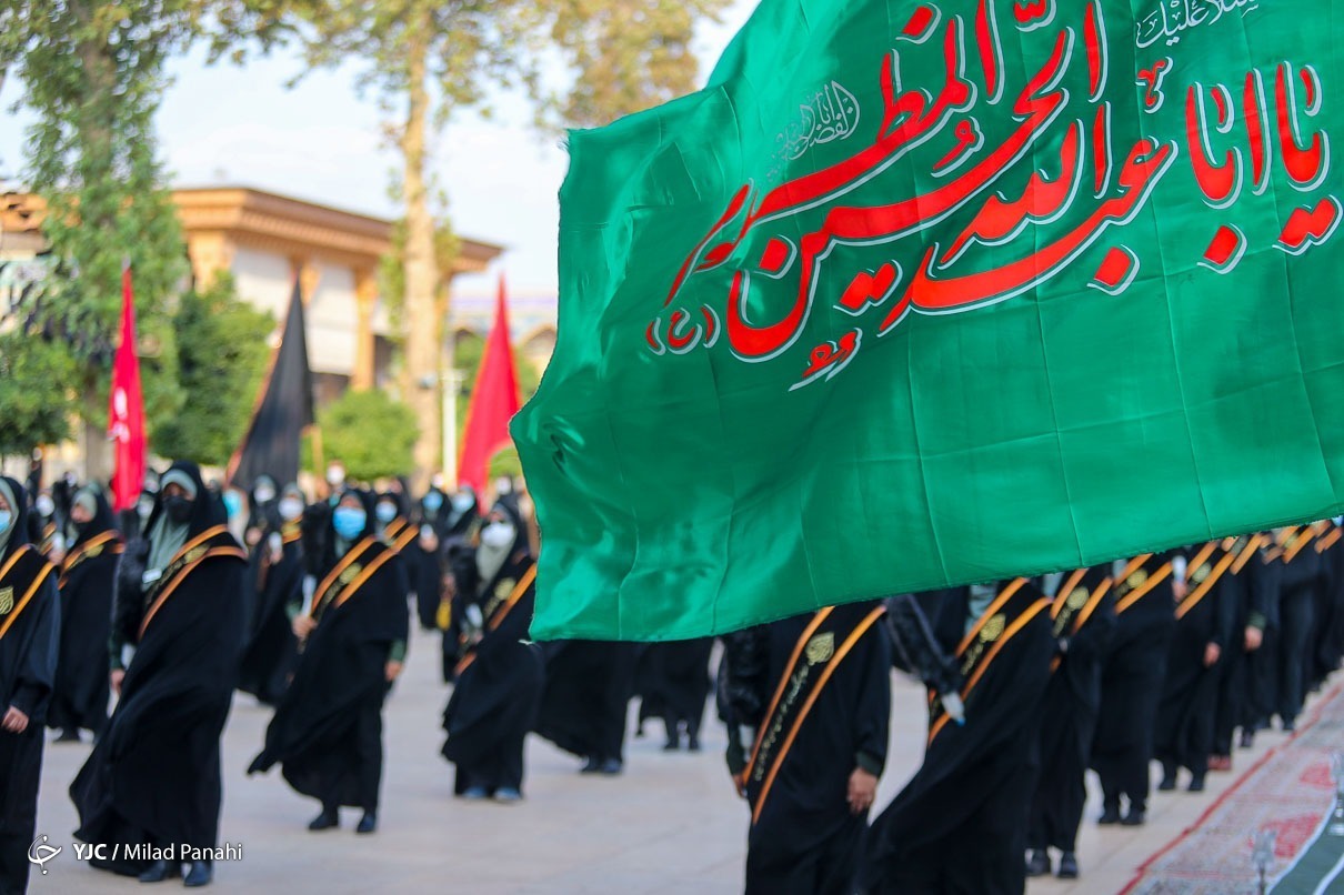 پرچم عزای سیدالشهدا (ع) بر فراز گنبد حرم شاهچراغ (ع) به اهتزاز درآمد