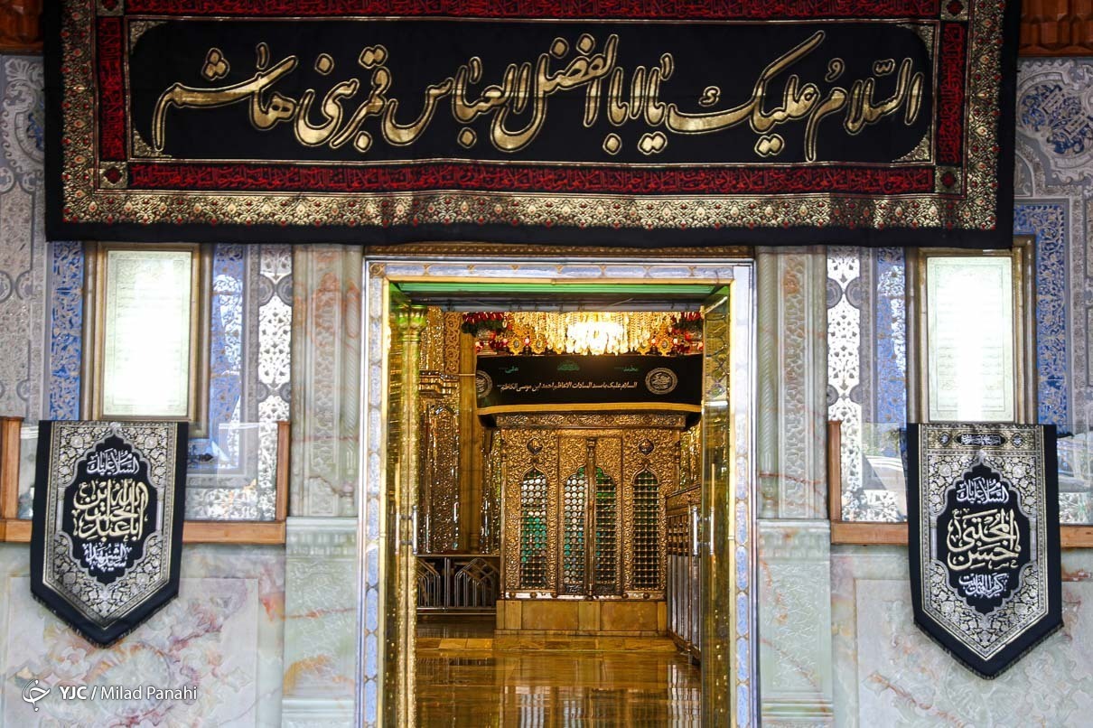 پرچم عزای سیدالشهدا (ع) بر فراز گنبد حرم شاهچراغ (ع) به اهتزاز درآمد