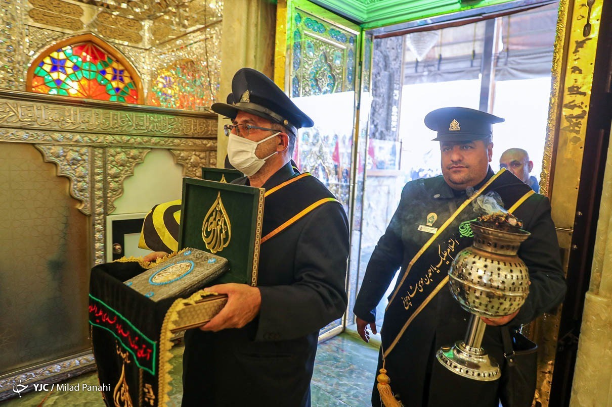 پرچم عزای سیدالشهدا (ع) بر فراز گنبد حرم شاهچراغ (ع) به اهتزاز درآمد