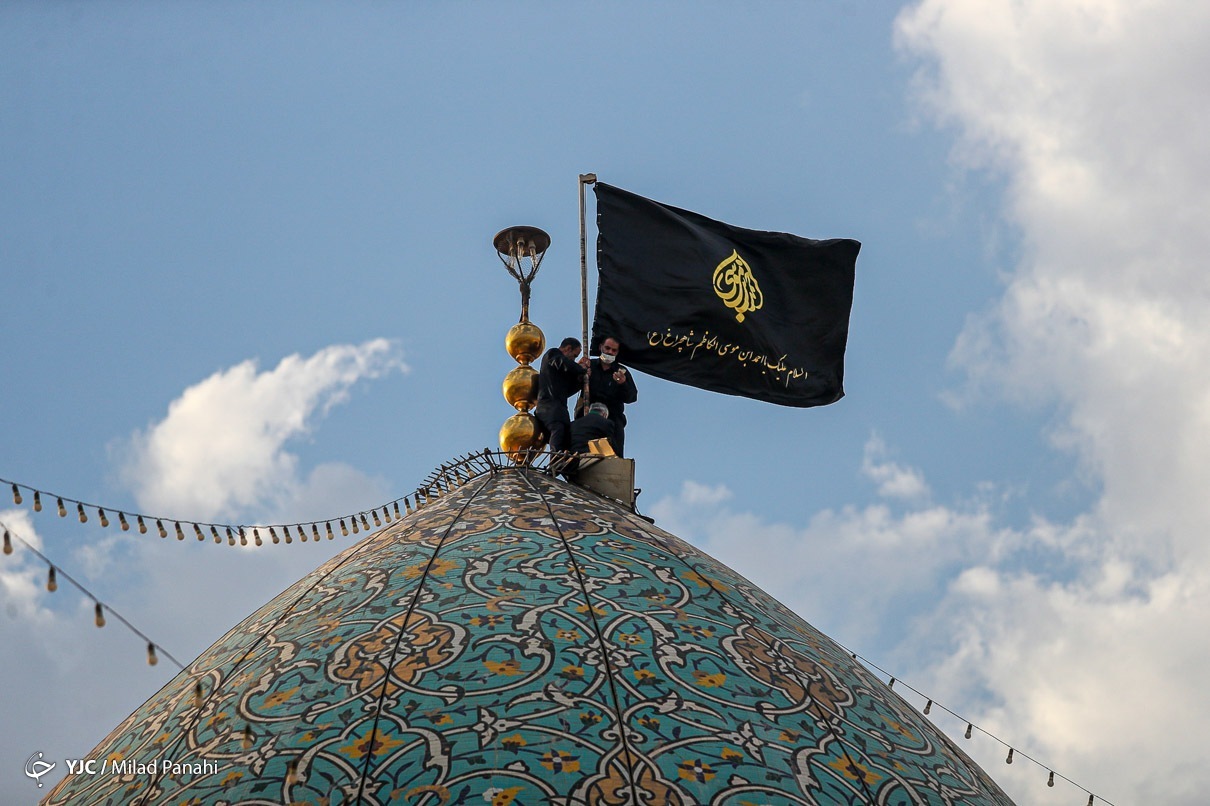 پرچم عزای سیدالشهدا (ع) بر فراز گنبد حرم شاهچراغ (ع) به اهتزاز درآمد