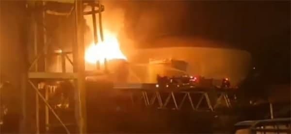 حریق در پتروشیمی خارک به طور کامل اطفا شد/ هیچ فردی آسیب جانی ندیده است
