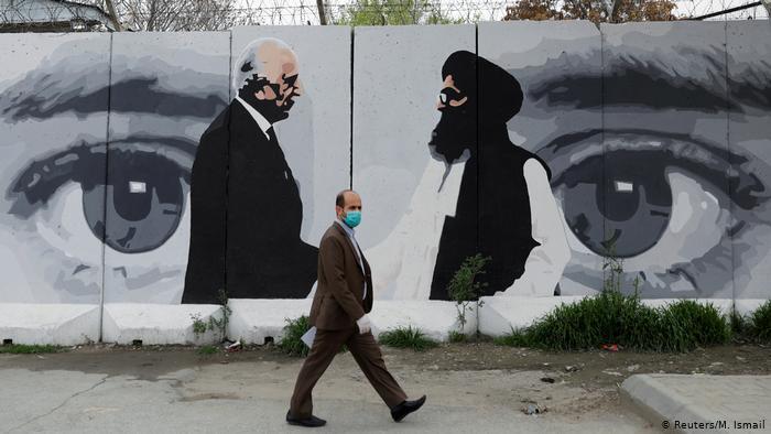 خلیلزاد برای رایزنی درباره روند صلح افغانستان راهی دوحه شد