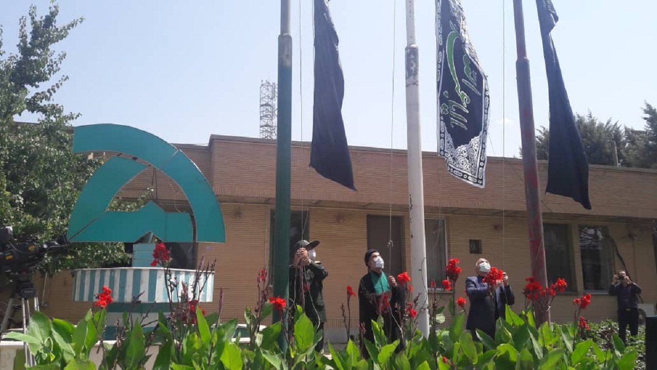 اهتزاز پرچم عزای حسینی در صدا و سیمای مرکز همدان