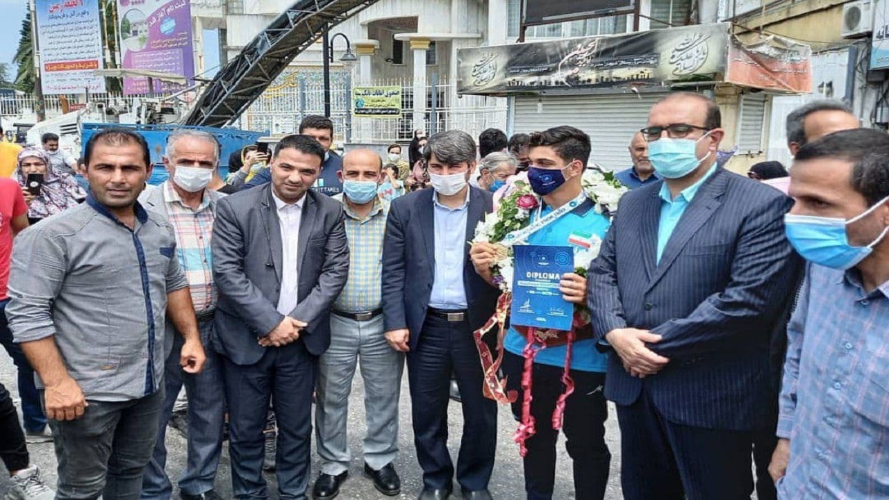 استقبال گرم بابلسری‌ها از قهرمان کشتی جهان