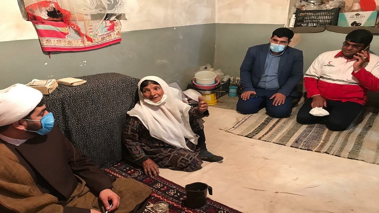 حضور رئیس مرکز گسترش اقتصاد مقاومتی در بین سیل زدگان بافت