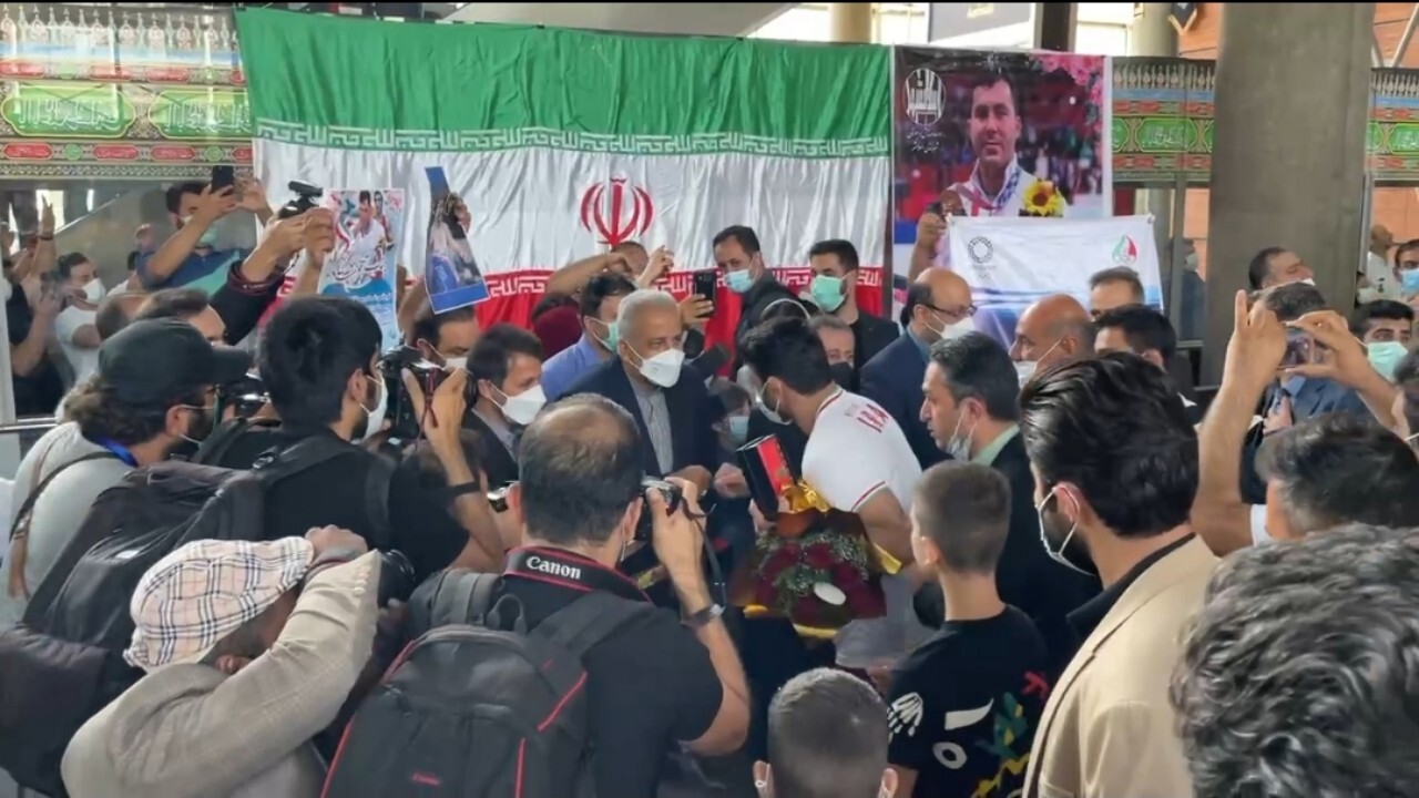 مراسم استقبال از کاروان المپیکی کشتی آزاد در غیاب سرمربی و مربی تیم ملی!