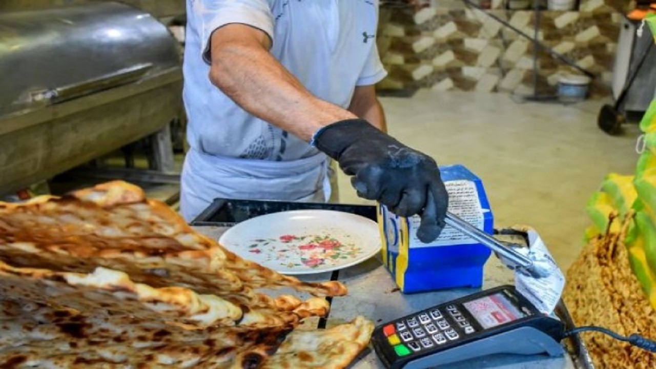 رعایت دستورالعمل‌های بهداشتی توسط نانوای بهارستانی + فیلم
