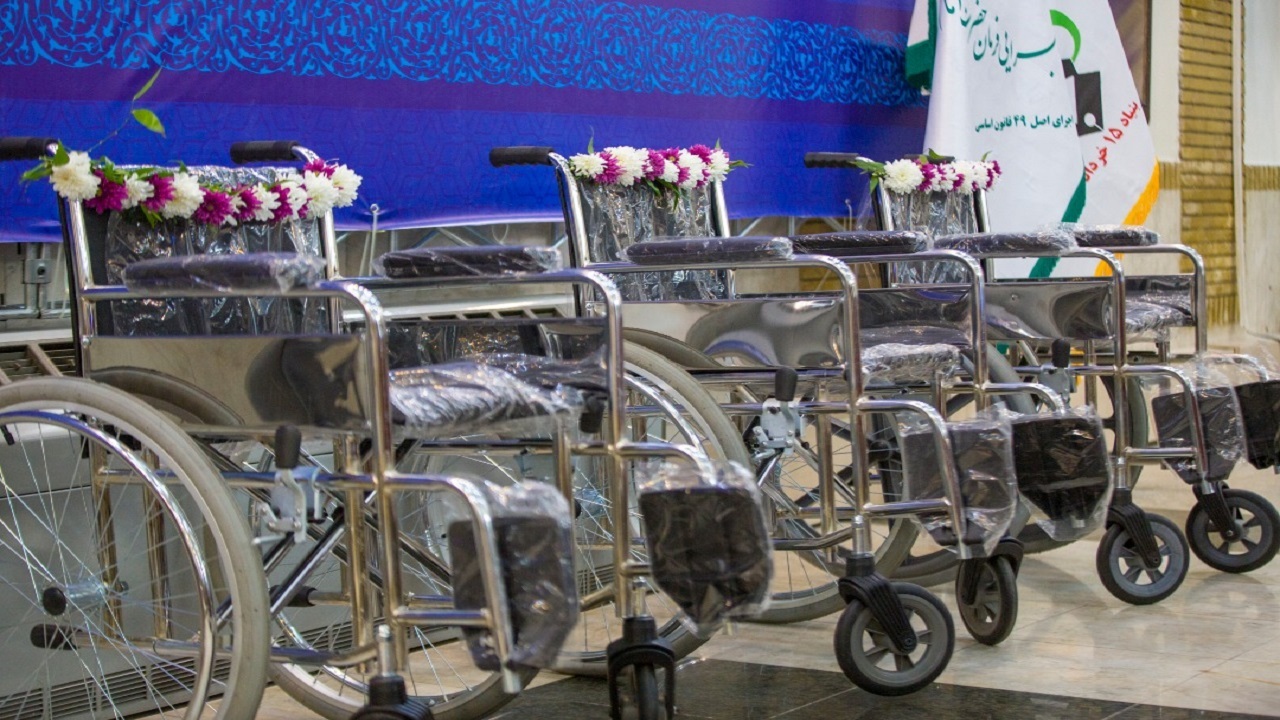 اولین ویلچر‌های بنیاد ۱۵ خرداد به معلولان تحویل داده شد