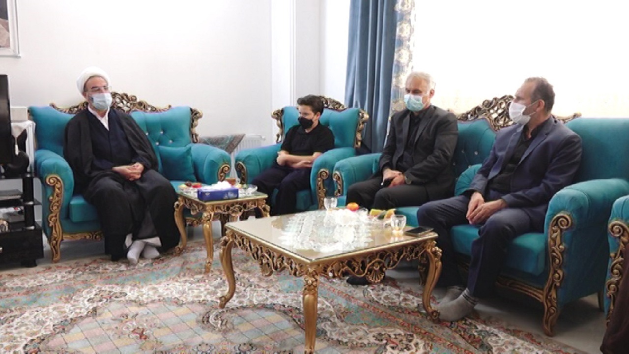 دیدار نماینده ولی فقیه در استان سمنان با خانواده شهید مدافع حرم