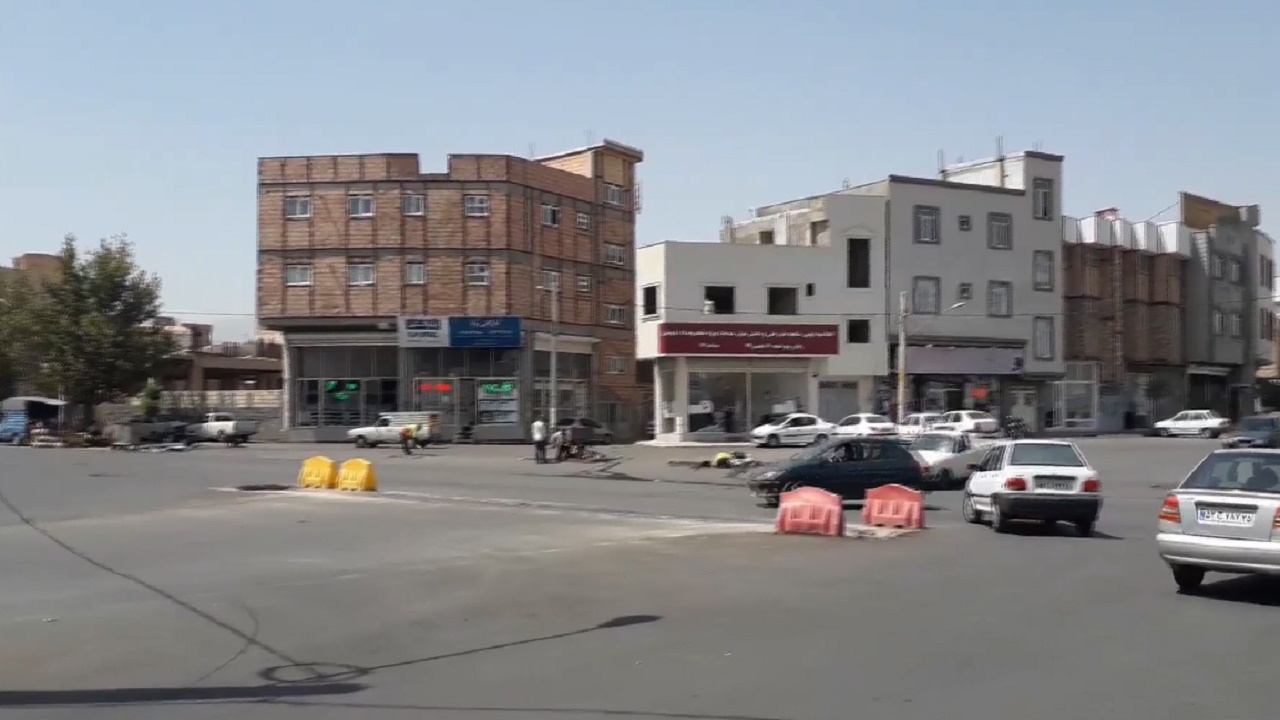 چهارراه شلوغ بدون چراغ راهنمایی در مرند+فیلم