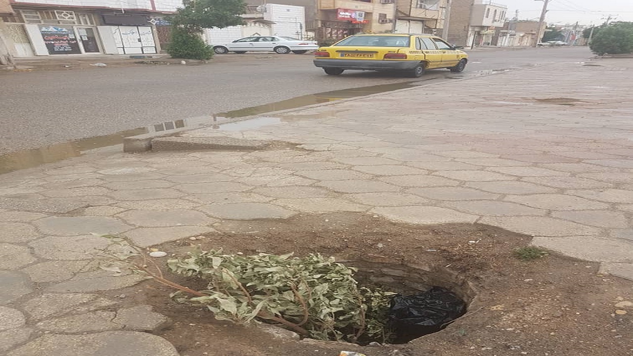 سرقت درب منهول هزینه‌ای گزاف بر دوش آبفای آبادان می‌نشاند