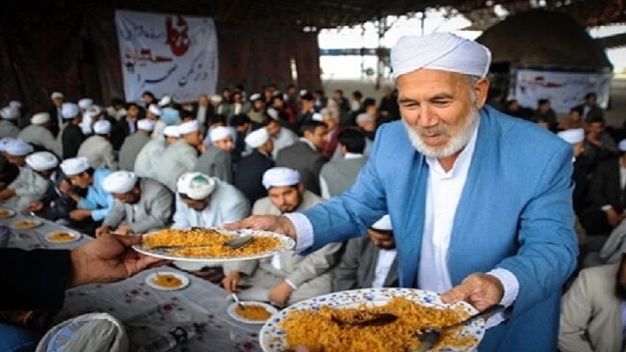 عشق به حسین شیعه و سنی نمی شناسد/ وقتی اهل سنت بانی پهن کردن سفره اطعام حسینی می شوند