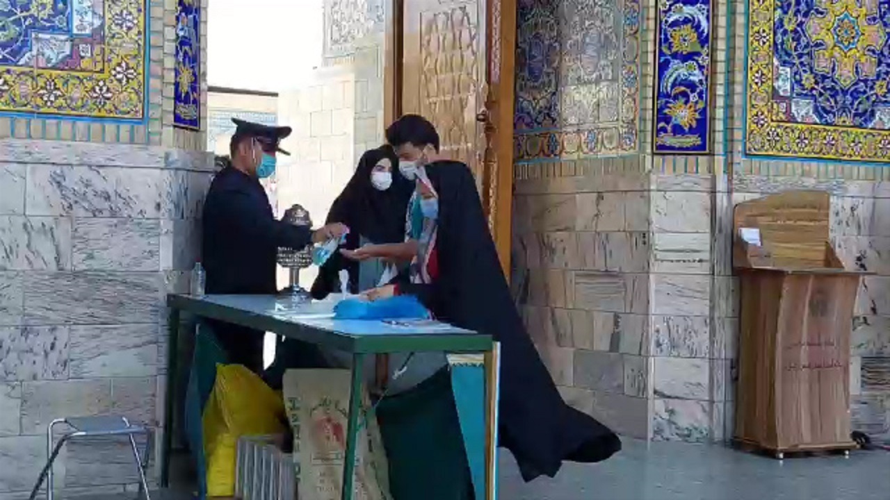 فیلمی از توزیع ماسک و مواد ضدعفونی بین زائران در حرم رضوی