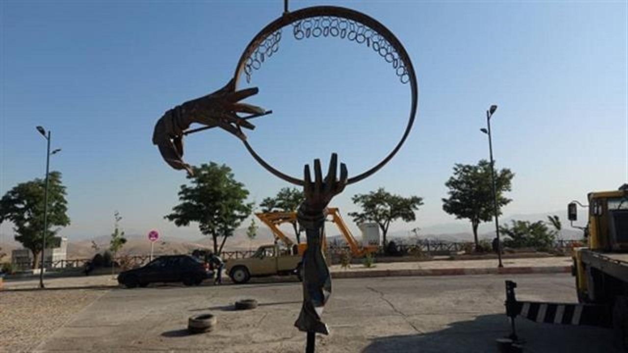 نصب المان سمبلیک دف نواز در سنندج