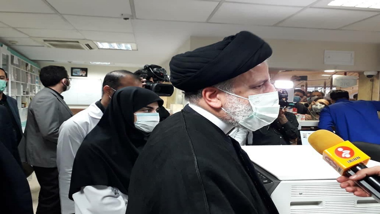 بازدید رئیس جمهور از داروخانه ۲۹ فروردین ارتش / رئیسی: همه توان دولت برای مقابله با کرونا بسیج شده است + فیلم