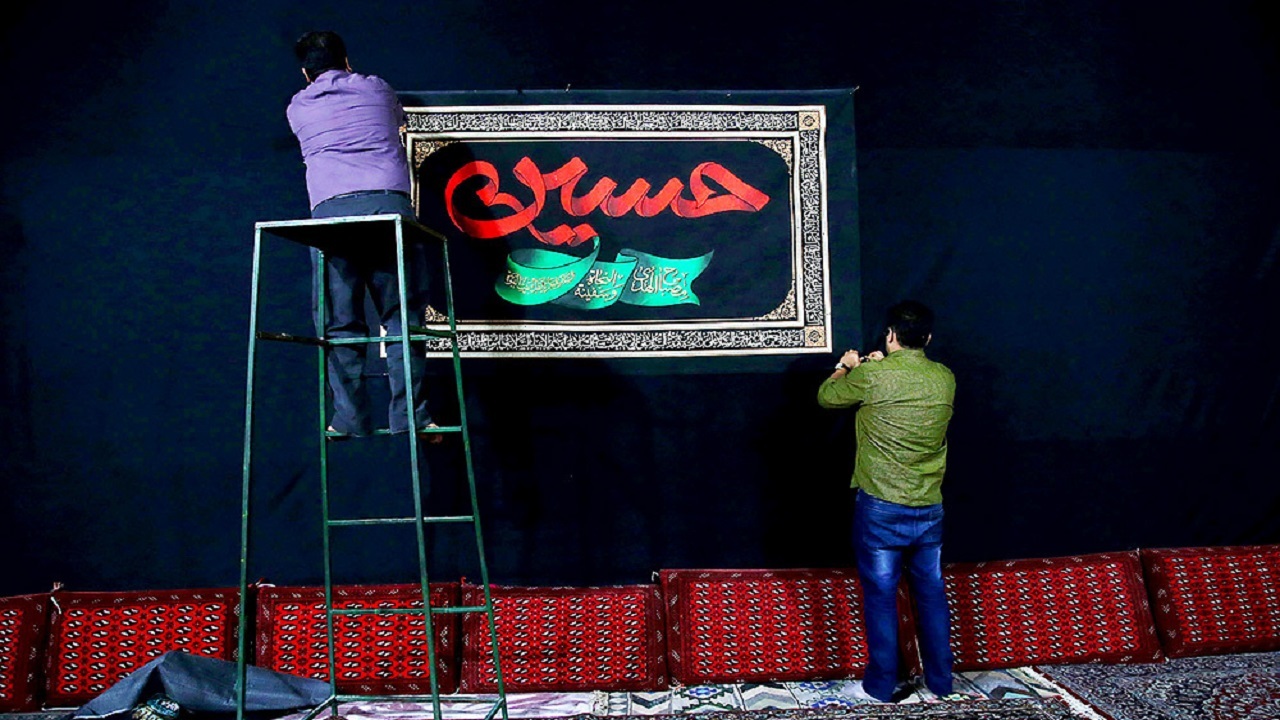 همه پرچم های عزا برای فضاسازی در محرم استفاده شود