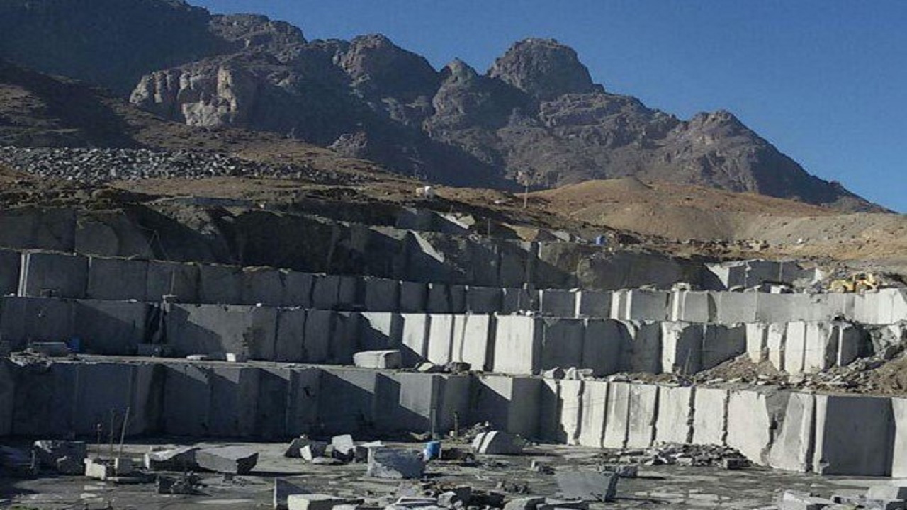 محیط‌ زیست به جای توجیه تخلفات معادن نطنز، کرکس کوه را نجات دهد
