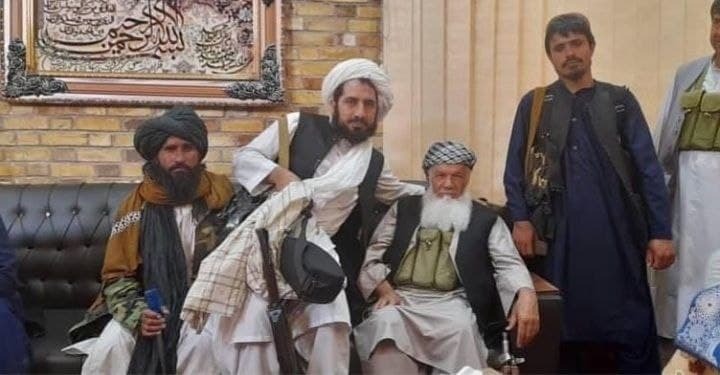 عکس یادگاری نیروهای طالبان با «اسماعیل خان» پس از اسارت!